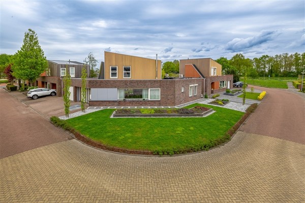 Te koop: Badkamer en slaapkamer op de begane grond én op de verdieping !